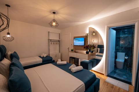 Bed, TV and multimedia, Photo of the whole room, Bedroom