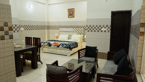 Bed, Photo of the whole room, Seating area, Bedroom