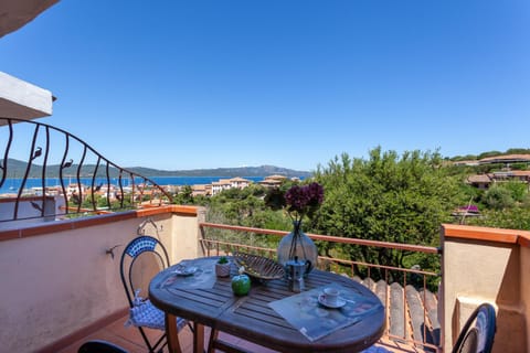 Patio, Day, Natural landscape, View (from property/room), Balcony/Terrace, Dining area, Lake view, Mountain view, Sea view