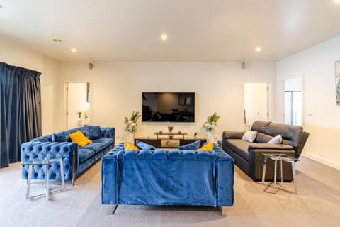 TV and multimedia, Living room, Lounge or bar, Seating area