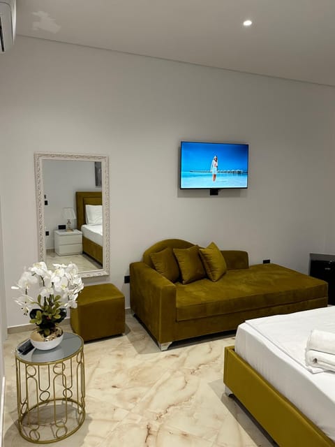TV and multimedia, Living room, Photo of the whole room, Seating area, Bedroom