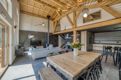 Kitchen or kitchenette, Living room, Seating area, Dining area