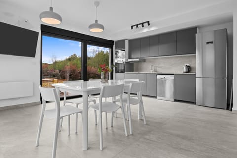 Patio, Kitchen or kitchenette, Dining area