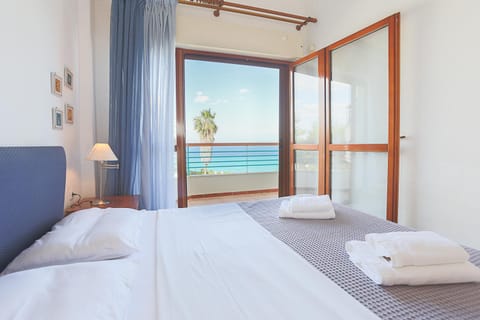 Bed, Natural landscape, Photo of the whole room, Sea view, towels