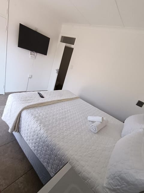 Bed, TV and multimedia, Photo of the whole room, Bedroom, towels