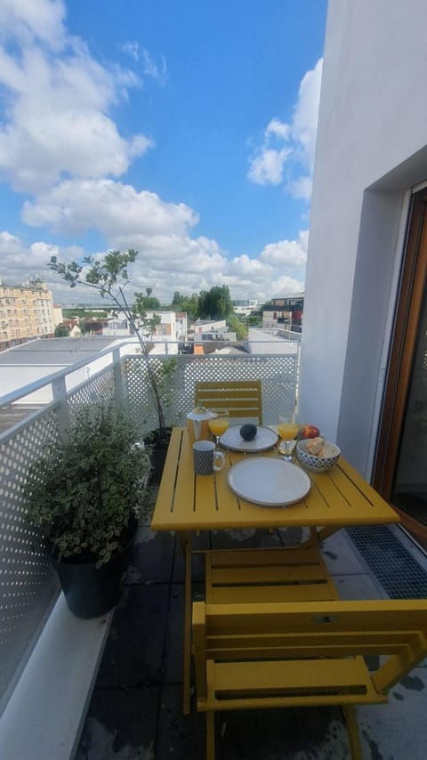 Balcony/Terrace, Dining area, Quiet street view