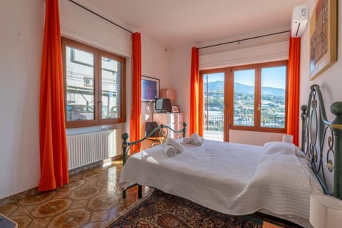 Bed, Photo of the whole room, Bedroom, air conditioner