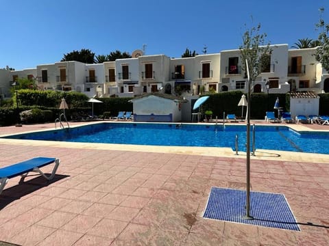 Property building, Swimming pool, sunbed