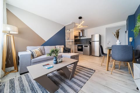 Kitchen or kitchenette, Living room, stove