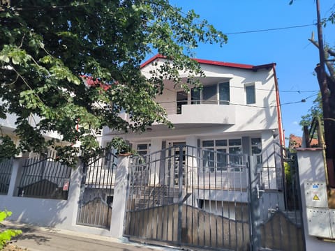 Property building, Day, Street view