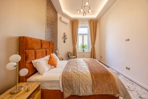 Bed, Photo of the whole room, Seating area, Bedroom