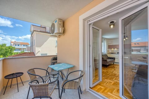 Day, Balcony/Terrace, Seating area, Dining area