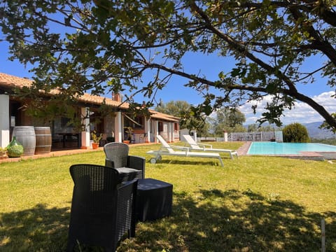 Property building, Patio, Spring, Garden, Garden, Garden view, Pool view, Swimming pool, sunbed