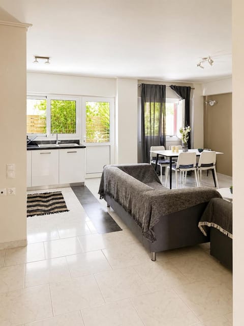 Kitchen or kitchenette, Living room, Seating area, Dining area