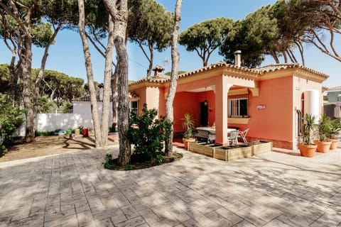 Property building, Patio, Facade/entrance, Off site, Natural landscape, Garden, Parking