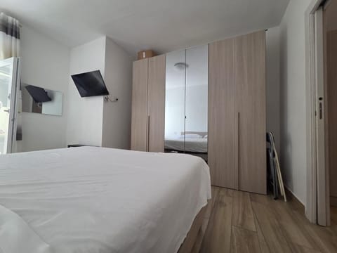 TV and multimedia, air conditioner