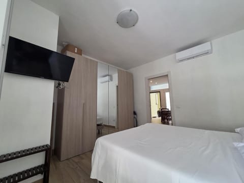 Photo of the whole room, wardrobe