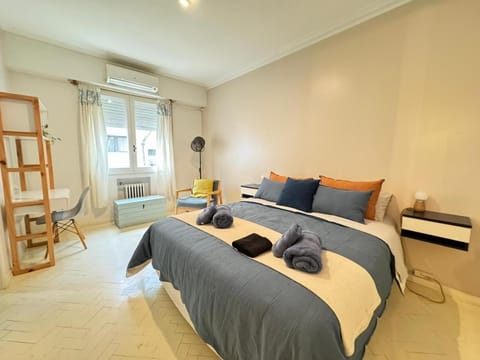 Bed, Photo of the whole room, Seating area, Bedroom, towels