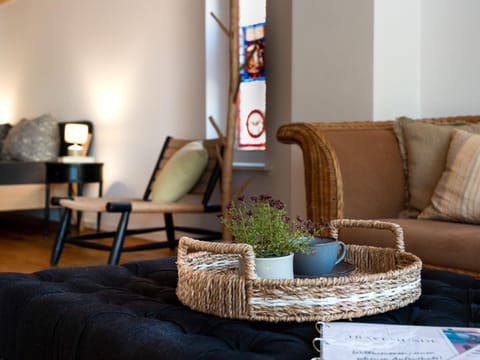 Living room, Seating area