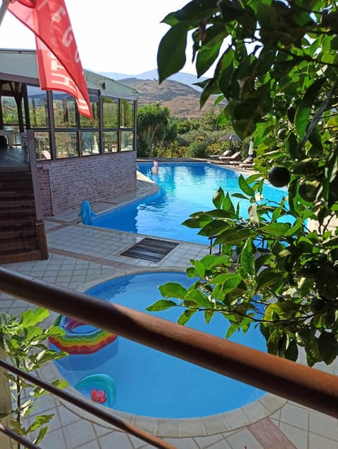 Property building, Mountain view, Pool view, Swimming pool, Breakfast