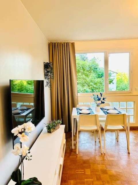 TV and multimedia, Seating area, Dining area