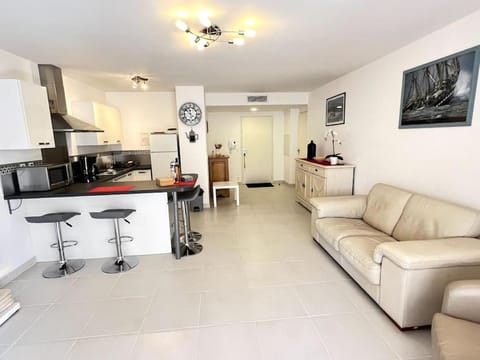 TV and multimedia, Kitchen or kitchenette, Living room, Seating area, Dining area, oven, stove, toaster