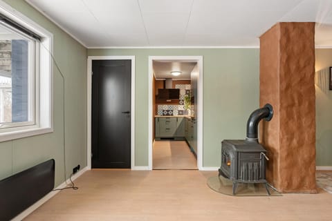 Kitchen or kitchenette, fireplace