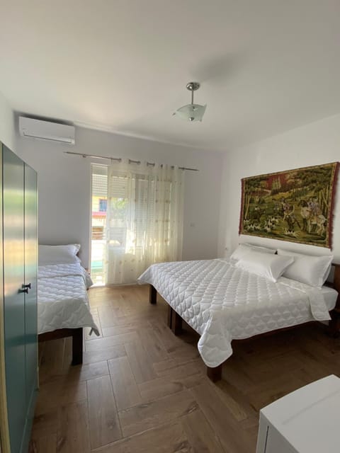 Bed, Photo of the whole room, Bedroom, air conditioner