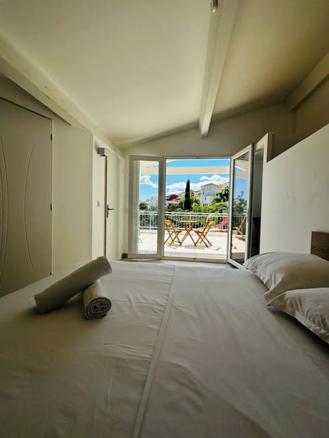 Bed, Natural landscape, View (from property/room), Balcony/Terrace, Photo of the whole room, Bedroom, towels