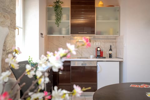 Coffee/tea facilities, Kitchen or kitchenette, stove