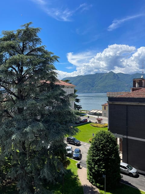 Nearby landmark, Spring, Day, Neighbourhood, Natural landscape, Lake view, Mountain view, River view, Sea view, Parking