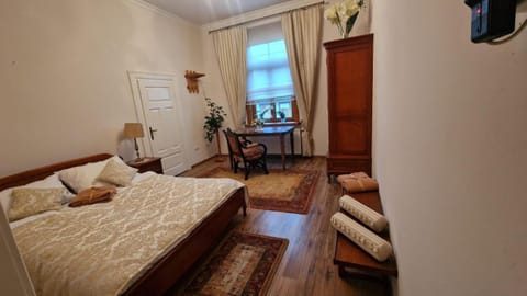 Bed, Seating area, Bedroom