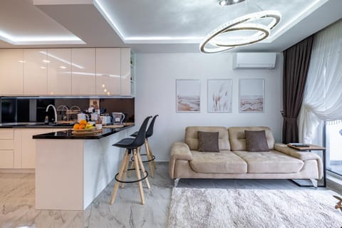 Kitchen or kitchenette, Living room, Seating area, minibar