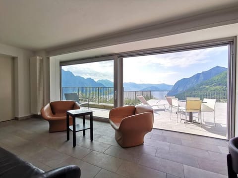Natural landscape, Balcony/Terrace, Living room, Lake view, Mountain view