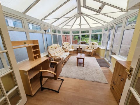 Double Room with private Conservatory Vacation rental in Bristol