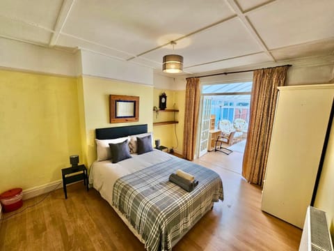 Double Room with private Conservatory Vacation rental in Bristol