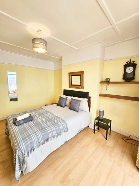 Double Room with private Conservatory Vacation rental in Bristol