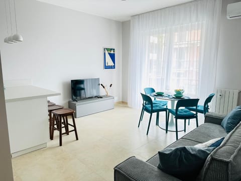 TV and multimedia, Living room, Seating area, Dining area, air conditioner