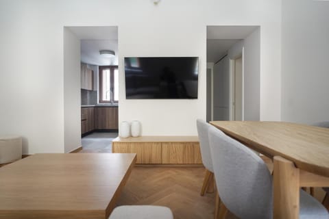 Communal lounge/ TV room, TV and multimedia, Living room, Seating area, Dining area
