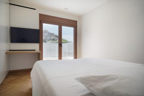 Bed, Natural landscape, TV and multimedia, Bedroom