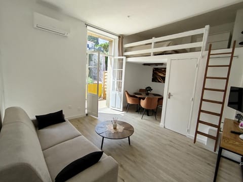 TV and multimedia, Living room, Seating area, Dining area, air conditioner