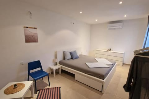 Bedroom, air conditioner