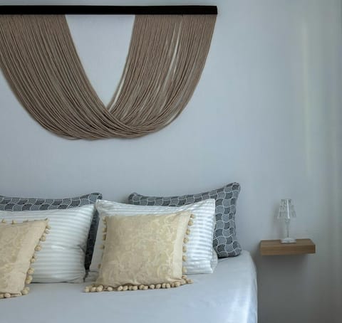 Bed, Living room, Decorative detail, Seating area