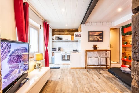 Bed, TV and multimedia, Kitchen or kitchenette, Seating area, internet