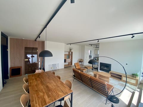 TV and multimedia, Living room, Seating area, Dining area