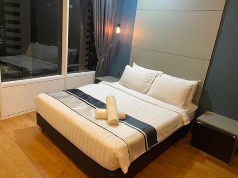 Bed, Photo of the whole room, Bedroom, towels, Internal: Not applicable to any particular room