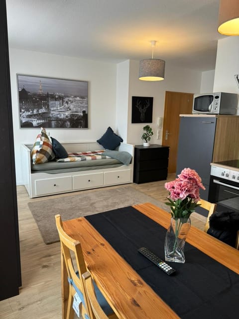 Bed, Seating area, Dining area, Evening entertainment, Bedroom