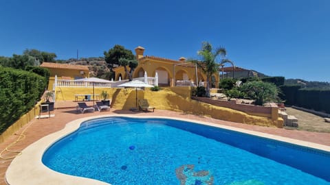 Property building, Day, Pool view, Swimming pool, sunbed