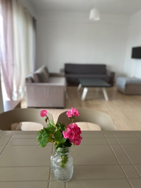 TV and multimedia, Living room, Seating area, Dining area