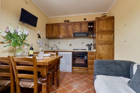 TV and multimedia, Kitchen or kitchenette, Living room, Seating area, Dining area, oven, stove